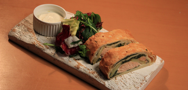 Závin s lososem, špenátem, bramborami a zakysanou smetanou